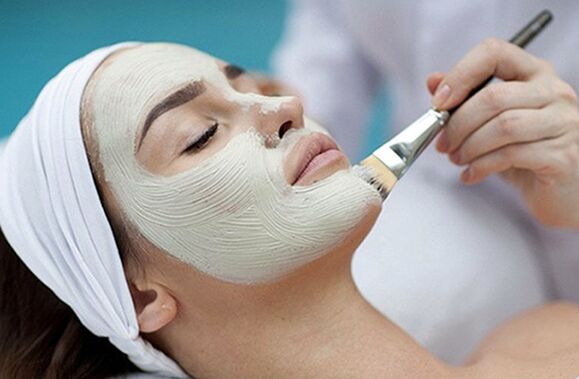 Le peeling du visage est l'une des méthodes de rajeunissement esthétique de la peau